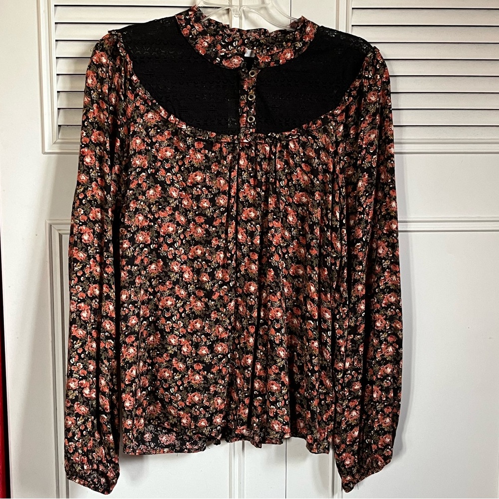 NWT Maurices Black and Floral Top with Lace Sz M